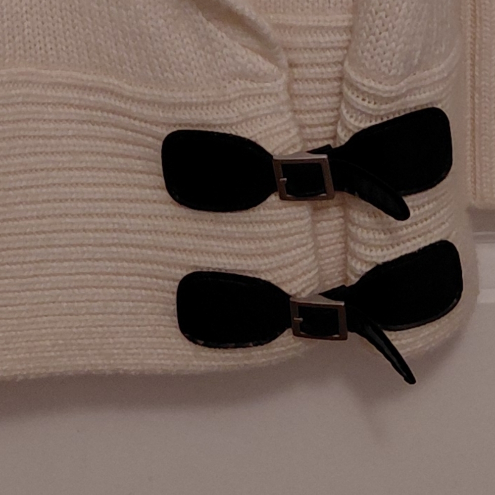 Elegant Cream Sweater with Black Accent - Picture 3 of 5